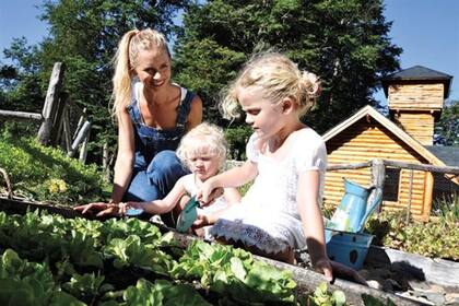 En 2011, Carola junto a sus dos hijas en su casa de Villa La Angostura