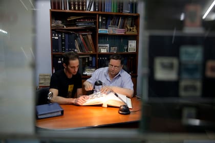 En 2011, cuando Lucas terminó la secundaria se metió de lleno en el negocio. Con el tiempo, fue aprendiendo detalles y la historia de cada una de las colecciones.