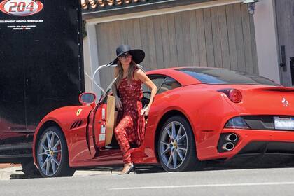 En 2011 incluyó una Ferrari California Spyder a su colección