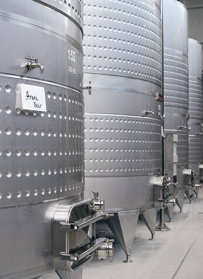 En 2011 se descubrió en Armenia una cueva de más de 6000 años, con las ánforas o karas enterradas, representando la manera en que se hacía el vino en la antiguedad. Ese hallazgo marcó el rastro más antiguo de la viticultura de la humanidad