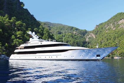 En 2012, Amancio Ortega le había encargado el yacht Drizzle al astillero holandés Feadship, con 68,77 metros de eslora y 11,20 metros de manga. En 2019 lo renovó, y este año lo vendió por el equivalente en euros a 82 millones de dólares.
