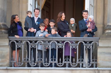 En 2012, durante las celebraciones por los 40 años del reinado de Margarita, sus hijos, el príncipe heredero Federico y el príncipe Joaquín, sus nueras y nietos saludaron desde el balcón del Palacio Amalienborg.