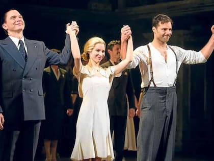 En 2012, el célebre musical Evita volvió anteanoche a las tablas de Broadway, después de 30 años, con Elena Roger como protagonista y Ricky Martin en el papel del Che. Seis años antes, Roger había interpretado a Evita con gran suceso en el west end londinense.