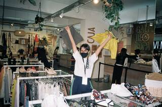 Convirtieron la venta de ropa usada en un negocio millonario y sustentable