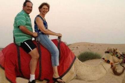 En 2013, Beatríz Rojkés y su marido, José Alperovich, disfrutaron en Emiratos Árabes de paseos en camellos