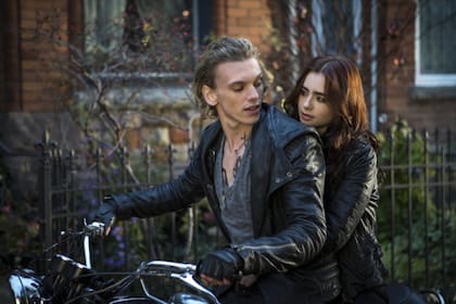 En 2013, Jamie Campbell Bower protagonizó Cazadores de sombras: Ciudad de hueso junto a Lilly Collins pero la propuesta no funcionó y la saga no tuvo continuidad (Foto: IMDb)