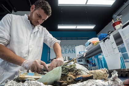 El equipo de investigación de Ocean Cleanupprocesa muestras de plástico en el laboratorio