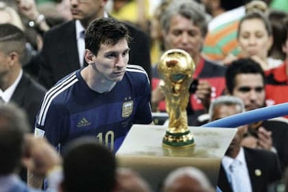 La foto que nadie quería: la derrota de la Argentina dejó la triste imagen de Lionel Messi frente a la copa