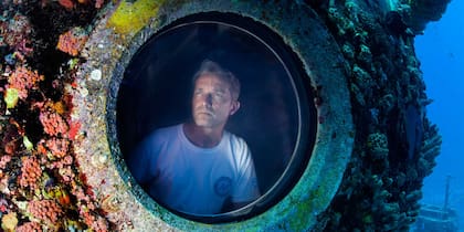 En 2014, Fabién Cousteau rompió el récord de permanencia debajo del agua de su abuelo junto con una tripulación de seis personas