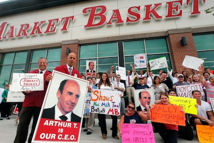 En 2014, los empleados de Market Basket acamparon afuera de la sede de la empresa y realizaron protestas para pedir que regrese Arthur T. como su jefe (AP Photo)
