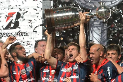 En 2014, Mas (con barba, a la izquierda) saboreó la Copa Libertadores en San Lorenzo; en 2018 lo incorporó Boca, pero el sanjuanino todavía debe responder a la confianza que recibió.