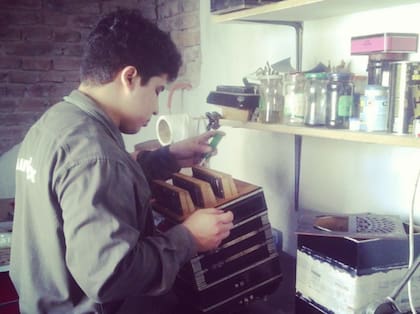 En 2014 Pedro abrió su taller de Luthier de Bandoneones, inicialmente llamado Pedro Bandoneón.