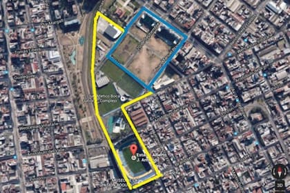 En 2014, siendo legislador de CABA y vicepresidente de Boca, Oscar Moscariello presentó un proyecto de ley para cambiar la zonificación de unas tierras que aún no eran de su propiedad, pero sobre las cuales podría edificarse un estadio. En medio de un escándalo, la idea fue rechazada