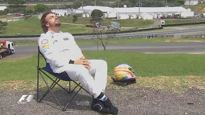 En 2015, Fernando Alonso tuvo que abandonar la clasificación por problemas en su McLaren, y se sentó a tomar sol; en Hungría, rescataron ese recuerdo para hacerle una pintura