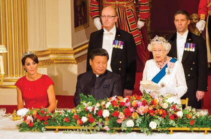 En
2015 Isabel II dio
la bienvenida al
presidente chino Xi
Jinping y a la primera
dama Peng Liyuan y
Kate hizo un debut
deslumbrante en
su primer banquete
de Estado en
Buckingham,
estratégicamente
sentada junto al
presidente