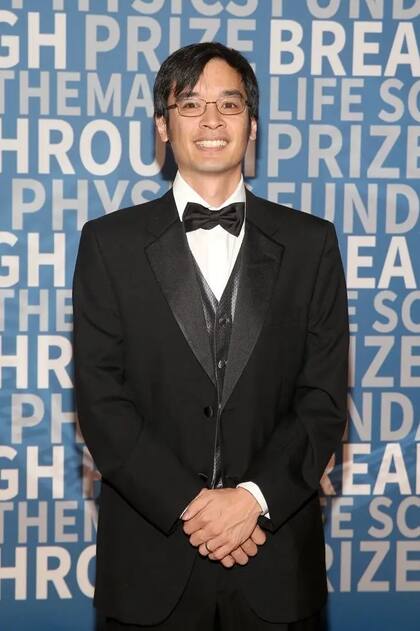 En 2015, Tao ganó el Breakthrough Prize "por sus numerosas e innovadoras contribuciones al análisis armónico, la combinatoria, las ecuaciones en derivadas parciales y la teoría analítica de números"