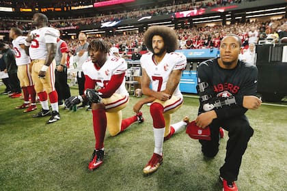 En 2016, Colin Kaepernick (en el centro) comenzó a arrodillarse y la ola fue imparable en un reclamo contra la desigualdad