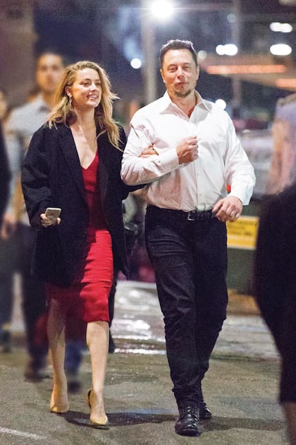 En 2017, caminando por Sídney con la actriz Amber Heard. Duraron menos de un año.