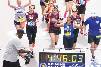 En 2017, Switzer (en el centro de la imagen) volvió a correr la maratón de Bostón, 50 años después de la que marcó su vida