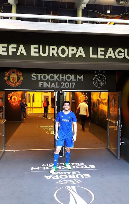 En 2017, también ganó y pudo ver la final de la Europa League y tuvo acceso al campo de juego.