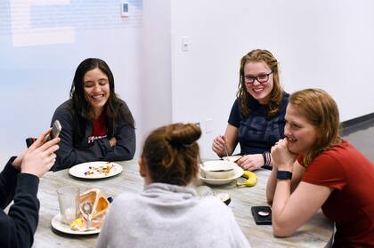 En 2017, temerosa de enfrentar un futuro lleno de dolor y adicción a los opiáceos, Stickney (con anteojos en esta imagen), comenzó a investigar en secreto sobre amputaciones y prótesis.