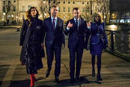 En 2018, durante la primera gira oficial que hicieron por Moscú, Davos y París, la pareja se mostró distendida, siempre de la mano. En la foto, junto al presidente francés Emmanuel Macron y su mujer, Brigitte, mientras atravesaban el Puente de las Artes rumbo a una comida en el restaurante Guy Savoy