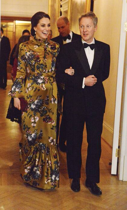 En 2018, embarazada de su tercer hijo, llevó un Erdem de seda y
estampa botánica a una comida durante su gira por Suecia.