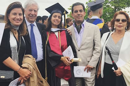 En 2018, en Boston, celebrando su graduación con sus padres, Gonzalo Vargas Llosa y Josefina Said, y sus abuelos, el escritor Mario Vargas Llosa y Patricia Llosa