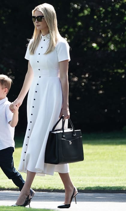 En 2018, la hija del presidente estadounidense Donald Trump "desfiló" el diseño de Emilia Wickstead durante los festejos del sexto aniversario de la Ley de Reducción de Impuestos y Empleos celebrado en la Casa Blanca .