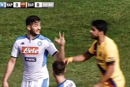 En 2018 Manolas hizo el tercer gol en el 3-0 con el que Napoli eliminó a Barcelona de la Champions. Un año después, el defensor griego se burló de Luis Suárez haciéndole un gesto de tres con la mano