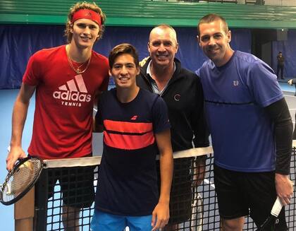 En 2018 Sebastián Báez fue sparring de los "maestros" en Londres: aquí, junto con Zverev, Ivan Lendl (era entrenador del alemán) y su coach Sebastián Gutiérrez.