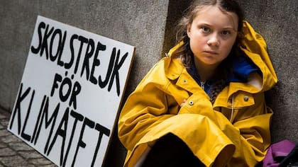 En 2018 Thunberg comenzó cada viernes su protesta afuera del Parlamento sueco con un cartel que decía "huelga escolar por el clima"