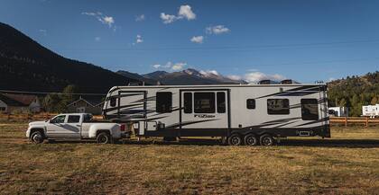 En 2018 vendieron su casa de 279 m² en Prosper, Texas, y mudaron a su familia a una renovada vivienda sobre ruedas.