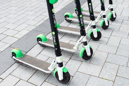 En 2019, cinco empresas extranjeras los alquilaban; hoy ninguna sigue en el país, pero los monopatines de sus ex flotas son fáciles de conseguir