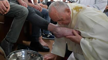 En 2019 el Papa Francisco lavó los pies de 12 presos durante la misa de Jueves Santo. (Foto: AFP)