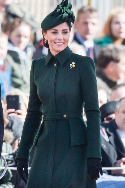En 2019, en Cavalry Barracks, optó por un tapado entallado de Alexander McQueen con solapas laterales, cuello camisero y cinturón con botones dorados.