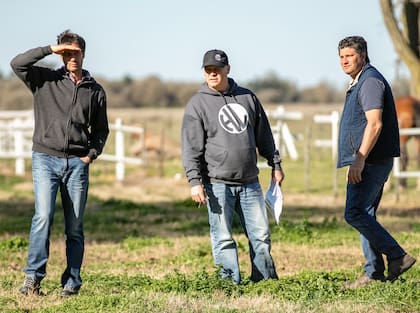 En 2019, en el campo en Lezama, Carlos Fernández, Dale Hummel y Martín Fernández mirando el plantel de madres de la cabaña