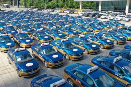 En 2019, en la ciudad de Neijiang, se dispusieron 1.300 autos para el transporte gratuito de estudiantes los días del "gaokao". (Neijiang, China, 2019).
