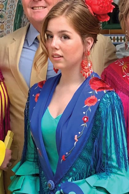 En 2019, en la Feria de Sevilla, con traje típico y mantón. Por su madre, Alexia habla a la perfección el castellano.