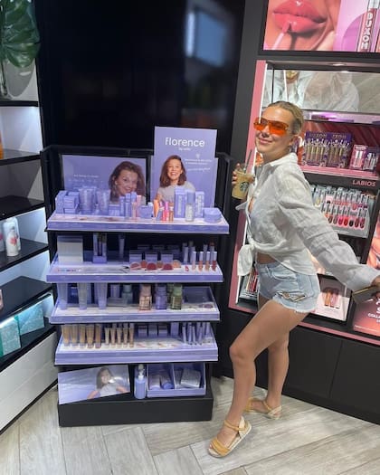 En 2019, la actriz principal de Stranger Things lanzó su propia línea de maquillaje y cuidado personal, la mayoría de los productos están disponibles por debajo de los 34 dólares