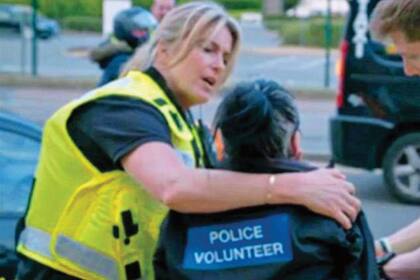 en 2019, la estrella de televisión participó en Famous and Fighting Crime, donde se la vio trabajando con la policía de Cambridgeshire (en la foto, consolando a un miembro del público)