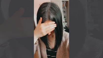 En 2020, a los 23 años, Ashley Sukru decidió dejar de teñirse el cabello.