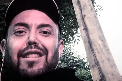 En 2020 anunció que dejaría de usar el nombre Mauricio Clark y comenzó a identificarse como Franco Clark en homenaje a su padre