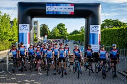 En 2020, el grupo Cycling 4 Climate recorrió 400 km a lo largo de la costa holandesa con las rayas climáticas en sus camisetas