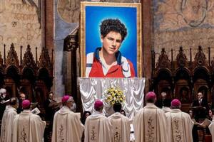 Vigilia y exposición de reliquias a la espera de la canonización del “influencer de Dios”