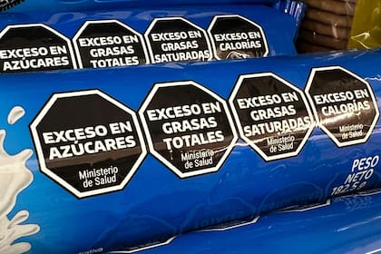 En 2021, el Congreso sancionó la Ley de Promoción de la Alimentación Saludable que establece la inclusión de octógonos negros para alertar sobre el exceso de nutrientes críticos en alimentos y bebidas