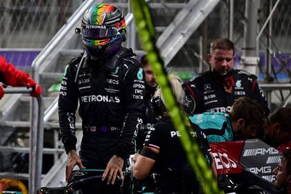 En 2021, Hamilton utilizó un casco con los colores de la bandera arcoíris en Qatar y Arabia Saudita.