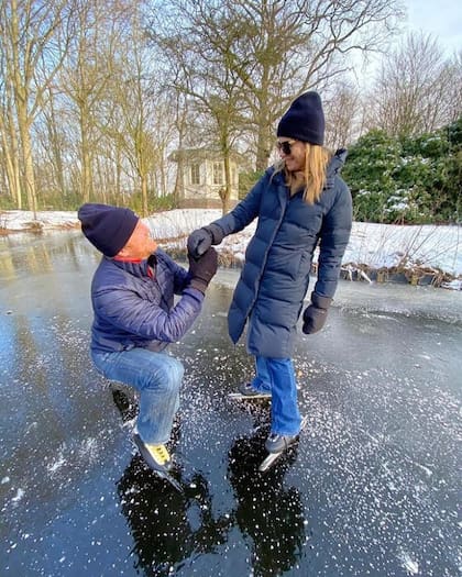 En 2021, los reyes de Holanda replicaron la recordada pedida de mano sobre el estanque congelado del palacio Huis ten Bosh y la compartieron en redes sociales (Crédito: Instagram/@koninklijkhuis)