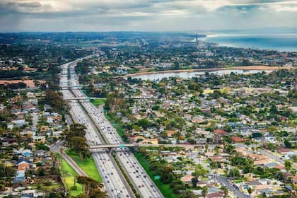 En 2021, se abrió la puerta trasera de un camión que viajaba por la autopista Interestatal 5 cerda de San Diego (iStock)