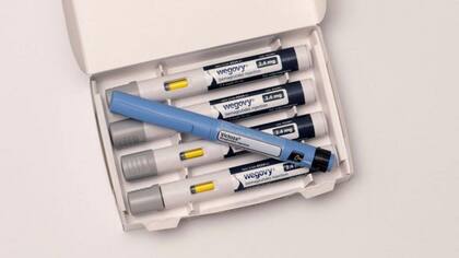 En 2021, una versión de mayor dosis fue aprobada por la FDA bajo el nombre de Wegovy, específicamente para la reducción de peso